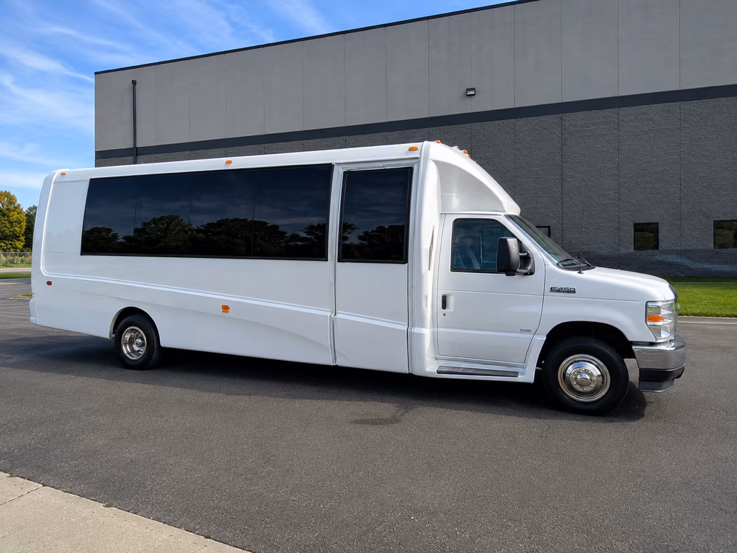 airport transfer buses for lake forest corporate travelers